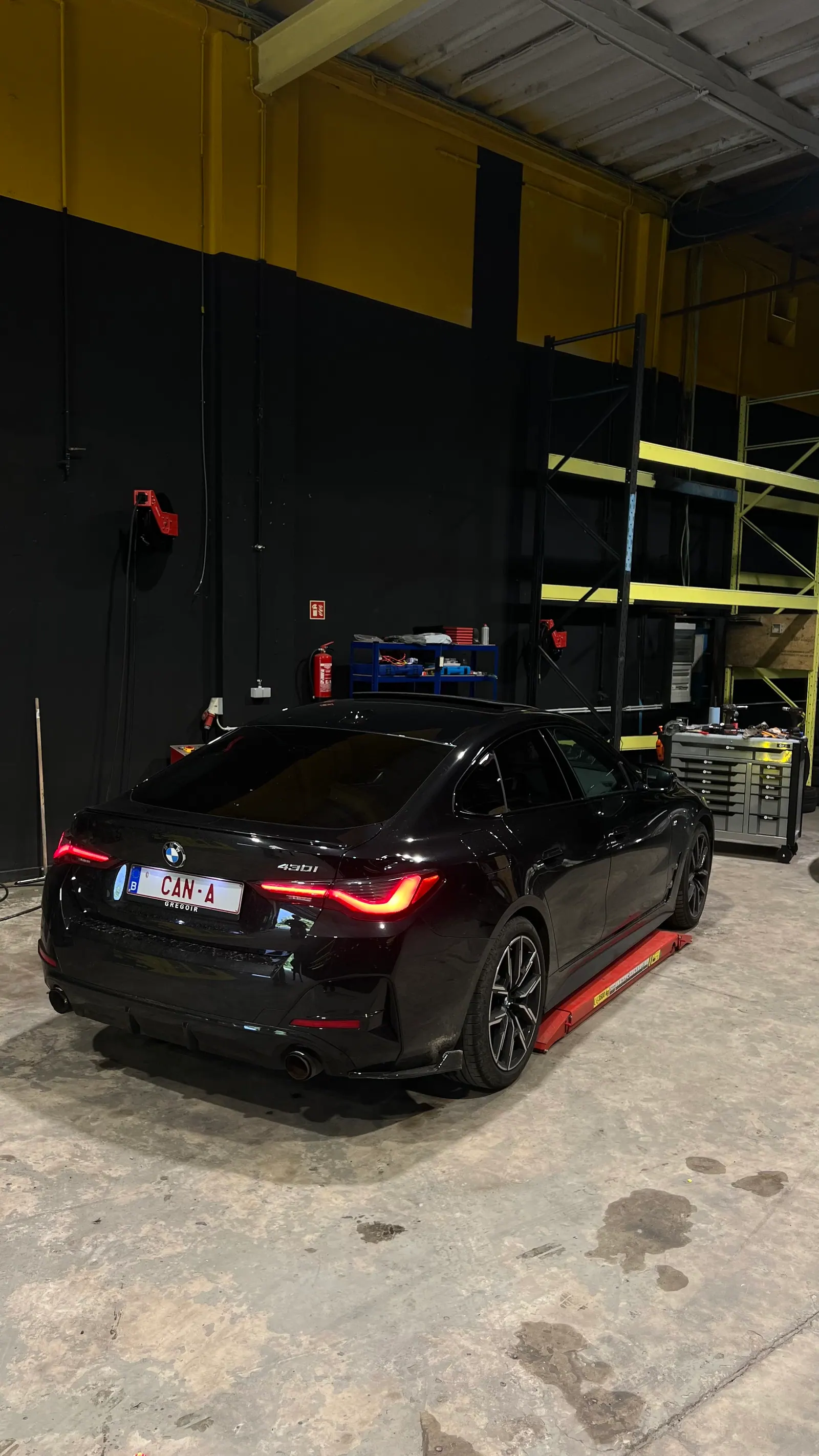 Wagen op de bandenrekken bij Dark Line Banden