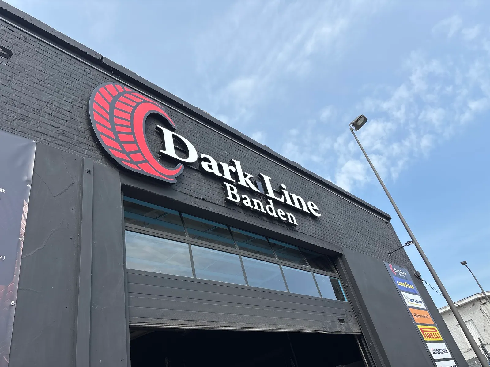 Verlichte gevelreclame Dark Line Banden in Tienen